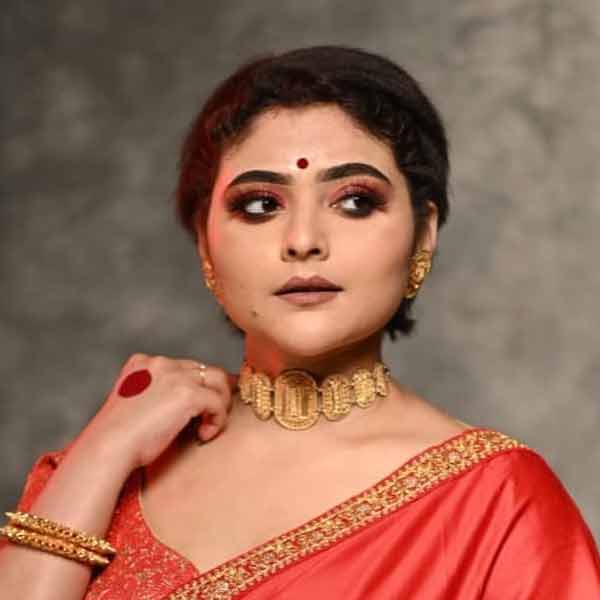 প্রথম ক্যানসার ধরা পড়ার পর দিল্লির এমসে চিকিৎসা হয়েছিল। সে বার বোন ম্যারো বা অস্থিমজ্জায় কর্কট রোগ ধরা পড়েছিল তাঁর। কেমোর পর কেমো, একের পর এক ইঞ্জেকশন, দিল্লির চিকিৎসকেরা প্রথমে সময় বেঁধে দিয়েছিলেন। বলেছিলেন, হাতে আর মাত্র ছ’মাস। কিন্তু টানা দেড় বছর চিকিৎসা চলার পর ২০১৬ সালে সুস্থ হয়ে ওঠেন অভিনেত্রী।