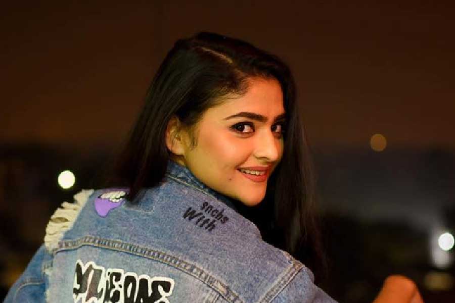 ২০১৬ থেকে ২০২১— এই পাঁচ বছর শরীর মোটামুটি ঠিকঠাকই ছিল। ছোটবেলায় আয়নার সামনে নাচের মুদ্রা অভ্যাস করতে করতে অভিনেত্রী হওয়ার যে স্বপ্ন দেখেছিলেন, তা টলিউডের সদর পেরিয়ে টেলিভিশনের উঠোনে বিচরণ করছিল ক্রমশ। ধীরে ধীরে ডানাও মেলছিল।