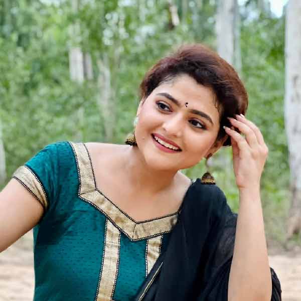 স্কুলের প্রিয়পাত্রী ঐন্দ্রিলা নাচের শিক্ষিকা রেবা মজুমদারেরও প্রিয় ছাত্রী ছিলেন। তিনি বলেছেন, ‘‘কোনও নাচ দু’বার দেখাতে হত না ঐন্দ্রিলাকে।’’ সেই ঐন্দ্রিলা অভিনয়ে মনোনিবেশ করলে যে তাতেও কৃতী হবেন, সে ব্যাপারে সন্দেহ ছিল না কারও। ঐন্দ্রিলাও সেই আশার মান রেখেছিলেন। কিন্তু পদে পদে বাধা হয়ে দাঁড়াচ্ছিল অসুস্থতা। 