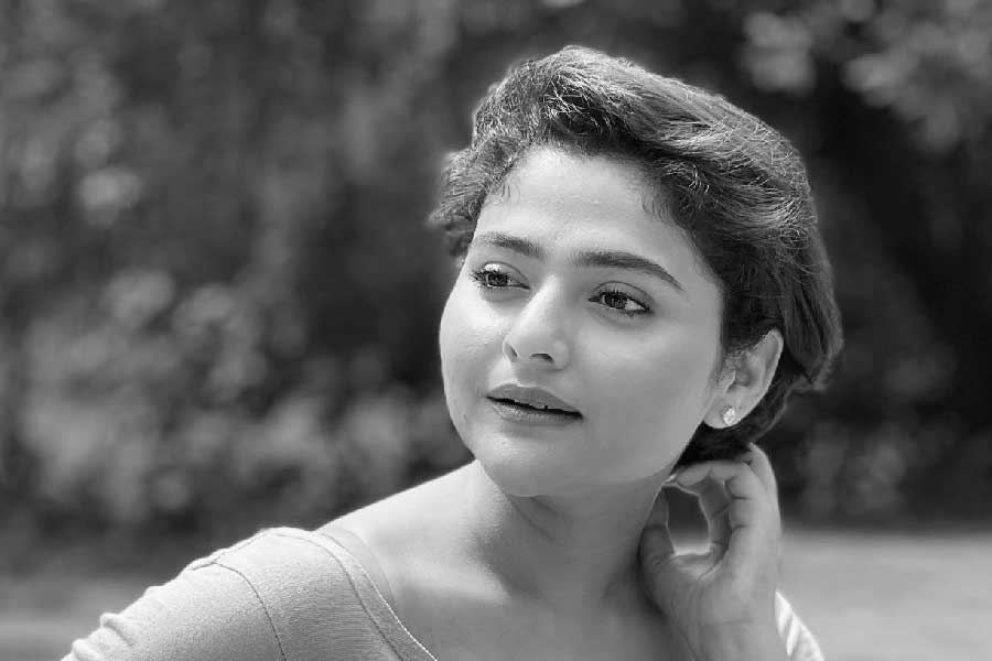 ২০১৬ সালে সুস্থ হয়ে ওঠার পর ২০২১ সালে আবার ঐন্দ্রিলার জীবনের ছন্দপতন শুরু হয়। সেটাও ফেব্রুয়ারি মাস। জন্মদিনের দিন দশেকের মধ্যে আচমকাই ডান দিকের কাঁধে যন্ত্রণা শুরু হয় অভিনেত্রীর।