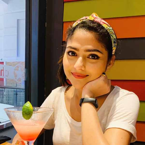 প্রথমে ভেবেছিলেন, সাধারণ কোনও কারণে ব্যথা হয়ে থাকবে। কিন্তু ব্যথা না কমায় আবার হাসপাতাল। পরীক্ষা নিরীক্ষায় জানা যায়, আবার কর্কট রোগ দানা বেঁধেছে শরীরে।