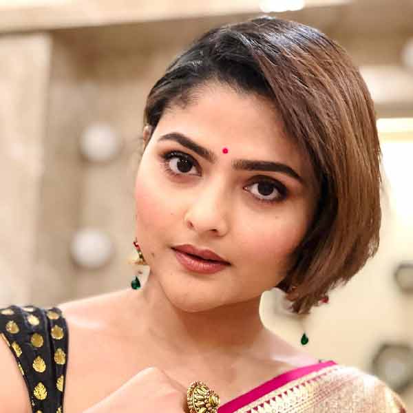 গত এক বছরে ধীরে ধীরে সুস্থ হচ্ছিলেন। ‘ভাগাড়’ ওয়েব সিরিজ়ে গুরুত্বপূর্ণ চরিত্রে দেখা গিয়েছিল ঐন্দ্রিলাকে। আরও একটি সিরিজের শ্যুটিংয়ের জন্য গোয়া যাওয়ার কথা ছিল তাঁর। এর মধ্যেই আবার হঠাৎ অসুস্থ হয়ে পড়েন।