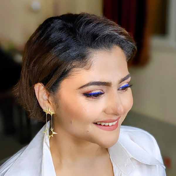 কিন্তু অবস্থার বিশেষ উন্নতি হচ্ছিল না। প্রথমে শরীরের একটা দিক অসাড় হয়ে গিয়েছিল। পরে কোমায় চলে যান অভিনেত্রী। মাঝখানে তাঁকে ভেন্টিলেশন থেকে বের করা হলেও, পরে আবার ভেন্টিলেশনেই ফেরাতে হয় তাঁকে।