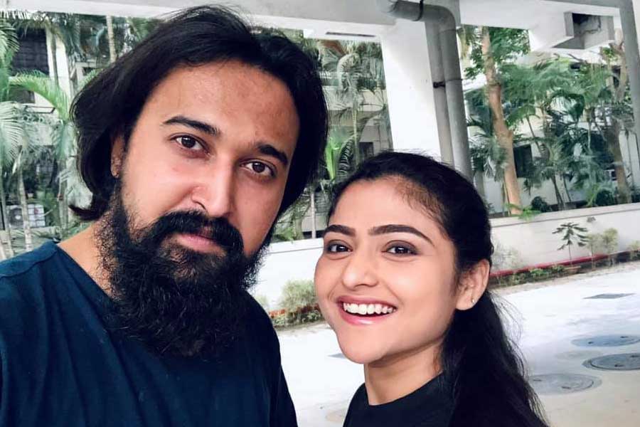 ঐন্দ্রিলার শারীরিক অবস্থার খবর তাঁর অনুরাগীদের জানাচ্ছিলেন তাঁর সঙ্গী সব্যসাচী। তিনি লিখেছিলেন, ‘‘আমি দিনে তিন বার করে গল্প করি ঐন্দ্রিলার সাথে। গলা চিনতে পারে, হার্টরেট একশো তিরিশ-চল্লিশে পৌঁছে যায়, দরদর করে ঘাম হয়, হাত মুচড়িয়ে আমার হাত ধরার চেষ্টা করে। প্রথম প্রথম ভয় পেতাম, এখন বুঝি ওটাই ফিরিয়ে আনার এক্সটার্নাল স্টিমুলি।’’