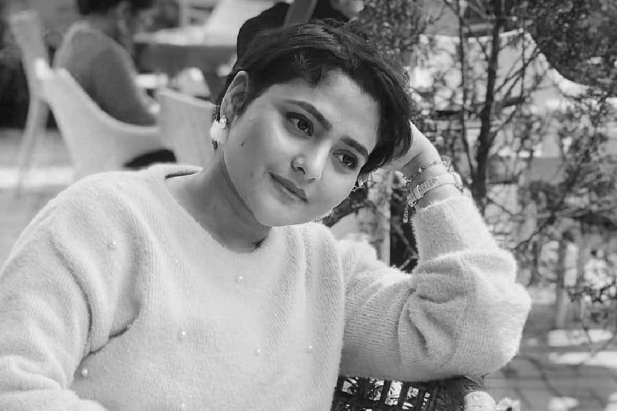 গত সোমবার (১৪ নভেম্বর) থেকে আচমকাই শারীরিক অবস্থার দ্রুত অবনতি হতে শুরু করে অভিনেত্রীর। বুধবার বার বার হার্ট অ্যাটাক। বাঁচিয়ে রাখতে ভেন্টিলেশনের মাত্রা বাড়ানো হয়েছিল। কিন্তু সব রকমের চেষ্টা সত্ত্বেও বাঁচানো গেল না তাঁকে।