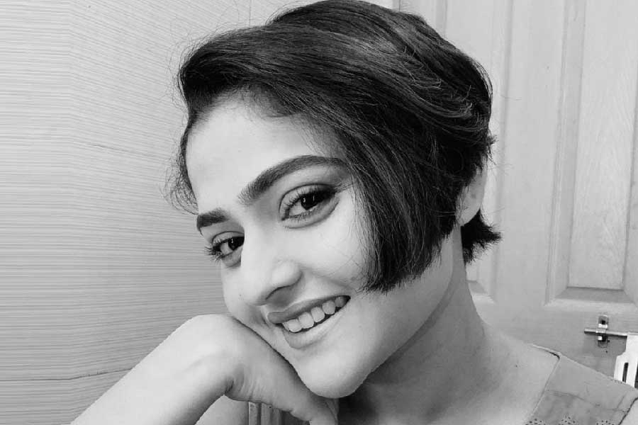 শরীরে যে মারণরোগ বাসা বেঁধেছে, সে কথা ঐন্দ্রিলা জানতে পেরেছিলেন তাঁর ১৮তম জন্মদিনেই। দিনটা ছিল ২০১৫ সালের ৫ ফেব্রুয়ারি। ঐন্দ্রিলা তখন একাদশ শ্রেণির ছাত্রী। তার পর সাত বছর ধরে চলেছে ঐন্দ্রিলার যুদ্ধ। কখনও ক্যানসারের সঙ্গে। কখনও নিজের কেরিয়ারের স্বপ্নপূরণের লক্ষ্যে। এবং সেই সব যুদ্ধে নানা ওঠাপড়ার মধ্যেও তিনি জিতছিলেন।