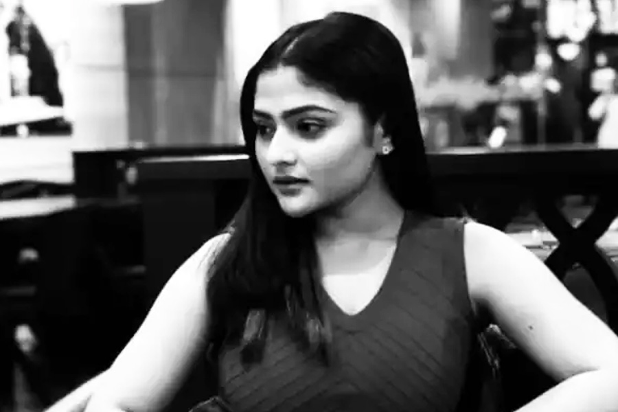 তাঁর লড়াকু মনোভাবের কাছে দু’বার হার মেনেছিল মারণরোগ ক্যানসার। দু’বার মৃত্যুর মুখোমুখি হয়েও ফিনিক্সের মতো তাঁর প্রত্যাবর্তনের কাহিনি নজর কেড়েছিল সকলের। তাঁর লড়াকু মনোভাবকে কুর্নিশ জানিয়েছেন অগণিত মানুষ। কিন্তু অলৌকিক কিছু ঘটাতে পারলেন না তিনি। মৃত্যুর সঙ্গে পাঞ্জা লড়ে শেষে হার মানতে হল বাংলা টেলিভিশনের চর্চিত মুখ ঐন্দ্রিলা শর্মাকে।