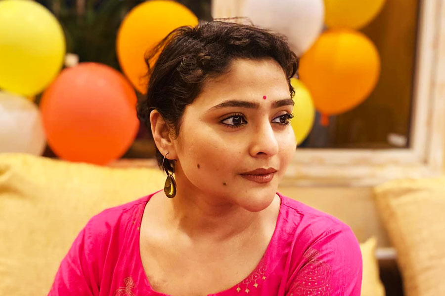 দু’বার ক্যানসারের সঙ্গে লড়াইয়ে জিতে স্বাভাবিক জীবনে ধীরে ধীরে প্রত্যাবর্তন ঘটছিল ঐন্দ্রিলার। কিন্তু চলতি মাসের শুরুতেই যে তাঁকে আবার এক অসম লড়াইয়ে লড়তে হবে, এ কথা কেউ বোধহয় কল্পনাও করেননি। ১ নভেম্বর ২০২২, থেকে ২০ নভেম্বর ২০২২— ২০ দিন ধরে লড়াই চালিয়েছিলেন এই উঠতি অভিনেত্রী। ২০ দিনের মাথায় লড়াইয়ে শেষমেশ থেমে গেল ঐন্দ্রিলার প্রাণস্পন্দন।