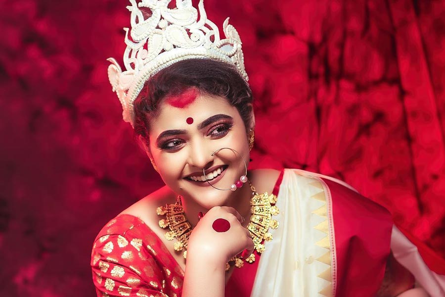 গত ২০ দিন ধরে ঐন্দ্রিলার লড়াইয়ের সাক্ষী থেকেছেন অনেকেই। রোজই খবরের কাগজ বা টিভির পর্দায়, কিংবা অনলাইন সংবাদমাধ্যমে আপামর রাজ্যবাসী তাঁর খবর নিয়েছেন। কেমন আছেন ঐন্দ্রিলা— এই প্রশ্ন তাড়া করেছে এমন অনেকের মনেই, যাঁরা হয়তো ঐন্দ্রিলার অভিনয়ও দেখেননি।