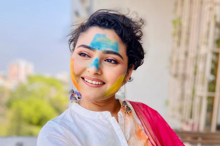 ক্যানসারের মতো মারণরোগের সঙ্গে লড়াই করে ২৪ বছরের একটা মেয়ে যে ভাবে জিতেছেন, তাঁর কাহিনি রাতারাতি আমজনতার হৃদয় ছুঁয়েছে। বিশেষত, ঐন্দ্রিলার এই লড়াইয়ে সবচেয়ে বেশি যে মানুষটি তাঁর সঙ্গে থেকেছেন, সেই সব্যসাচী চৌধুরীকে নিয়েও বিস্তর চর্চা হয়েছে। তাঁদের এ হেন ভালবাসাকে সেলাম জানিয়েছেন অগুনতি মানুষ।