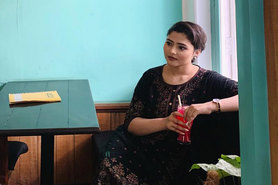 এর পর ঐন্দ্রিলার জটিল অস্ত্রোপচার করা হয়েছিল। করা হয় বায়োপসি। তাতে চিকিৎসকরা দেখেন যে, ঐন্দ্রিলার ‘ইউয়িংস সারকোমা’ হয়েছে। এটা এক ধরনের ক্যানসার। যা দ্রুত ঐন্দ্রিলার শরীরে ছড়িয়ে পড়েছিল। এই রোগ থেকে সেরে ওঠার সম্ভাবনা ক্ষীণ।