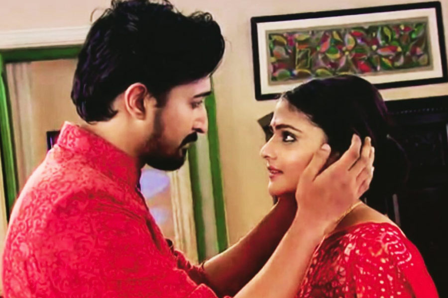 হাসপাতাল সূত্রে জানা গিয়েছে, অস্ত্রোপচারের পর ভেন্টিলেটরে থাকাকালীনও ঐন্দ্রিলা অবস্থার উন্নতি হয়েছিল। আশার আলো দেখেছিলেন সকলে। 