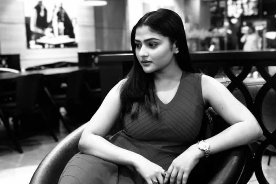 না ফেরার দেশে পাড়ি দিয়েছেন অভিনেত্রী ঐন্দ্রিলা শর্মা। রবিবার বেলা ১টা নাগাদ থমকে গিয়েছে তাঁর লড়াই। এত কম বয়সে ঐন্দ্রিলার এই মৃত্যু যেন নাড়িয়ে দিয়েছে টালিগঞ্জের স্টুডিয়োপাড়াকে।