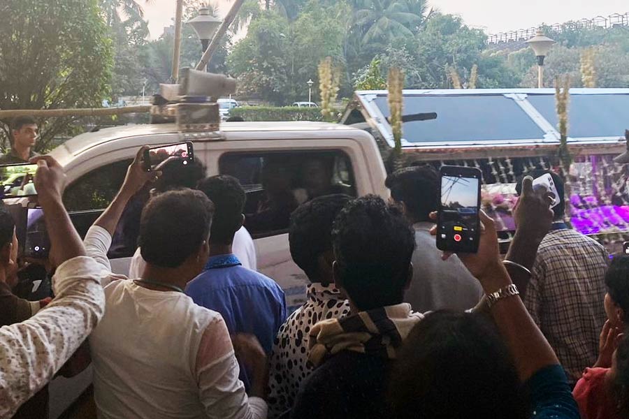 হাসপাতালের বাইরে অনুরাগীদের ভিড়।