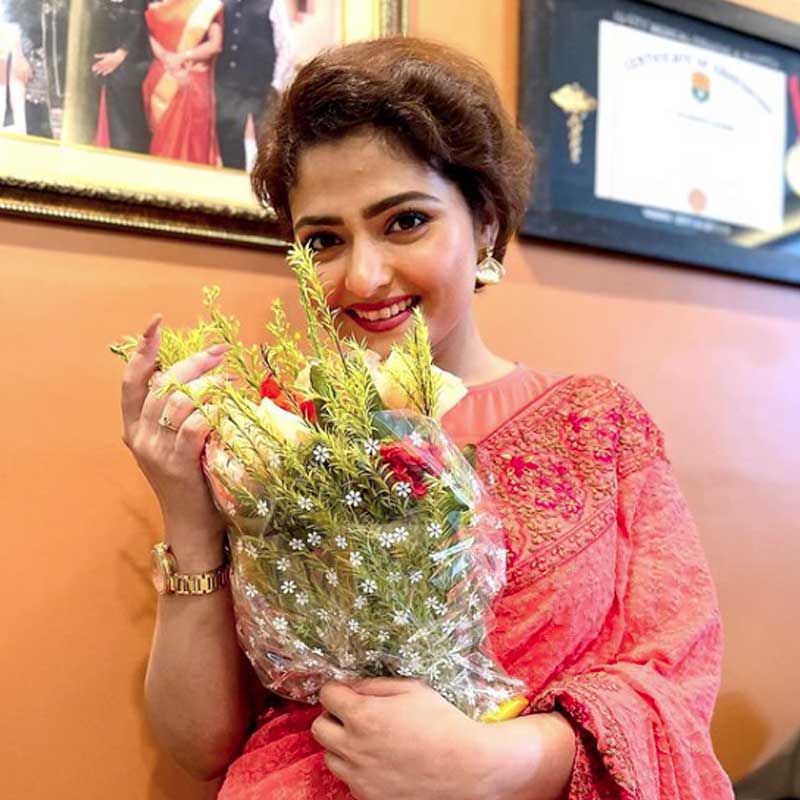 সুচিত্রা সেনের একনিষ্ঠ ভক্ত ঐন্দ্রিলা শর্মাকে কি রাজেশ খন্নার ‘আনন্দ’-ও অনুপ্রাণিত করেছিল? সেই ‘আনন্দ’ যিনি বলেছিলেন, ‘‘বাবুমশাই, জিন্দেগি বড়ি হোনি চাহিয়ে, লম্বি নেহি’’! 