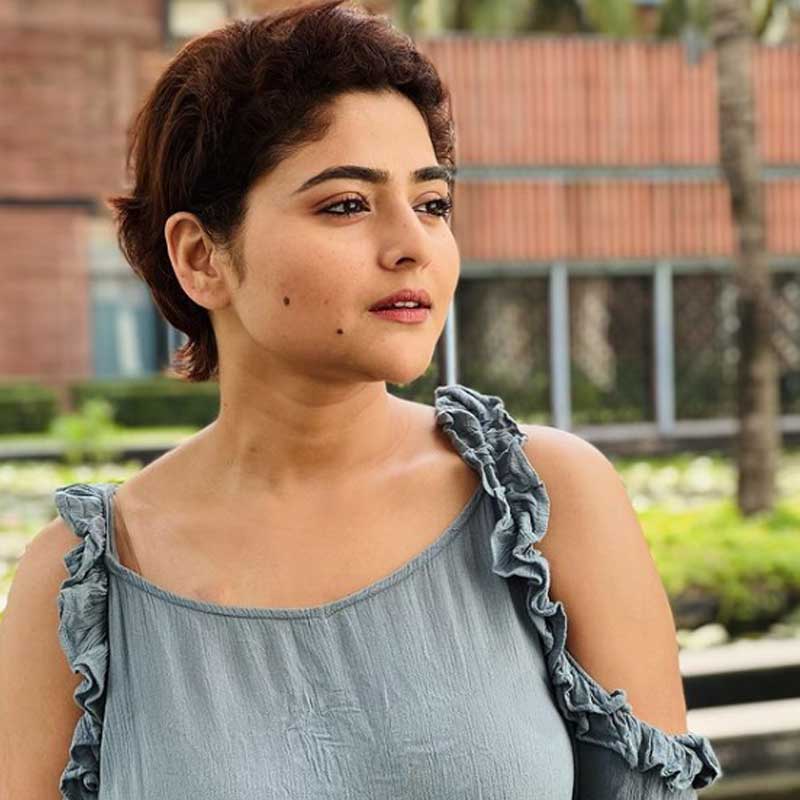 তখন ঐন্দ্রিলার বয়স ১৯। সবে স্কুলের গণ্ডি পেরিয়ে কলেজে ভর্তি হয়েছেন। ইতিমধ্যে ক্যানসারকেও জয় করেছেন। অভিনয়ের সুযোগ পাওয়ার জন্য তত দিনে টলিউডে অনেকের সঙ্গেই যোগাযোগ করেছেন ঐন্দ্রিলা। এক বছরের মধ্যে সুযোগও পেয়ে যান। 