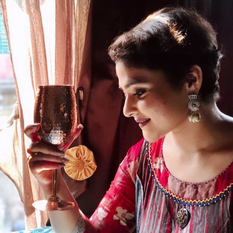 শোনা যায়,  ঐন্দ্রিলার বায়োডাটাও ছিল সুযোগ পাওয়ার মতোই। নাচ, আবৃত্তিতে চৌখস, মডেলিং করার অভিজ্ঞতা ছিল, এমনকি, কয়েকটি সৌন্দর্য প্রতিযোগিতাও তত দিনে চ্যাম্পিয়ন হয়েছিলেন। ‘ঝুমুর’ ধারাবাহিকের জন্য তখন নতুন মুখ খোঁজা হচ্ছিল ঐন্দ্রিলা সুযোগ পেয়ে যান। 