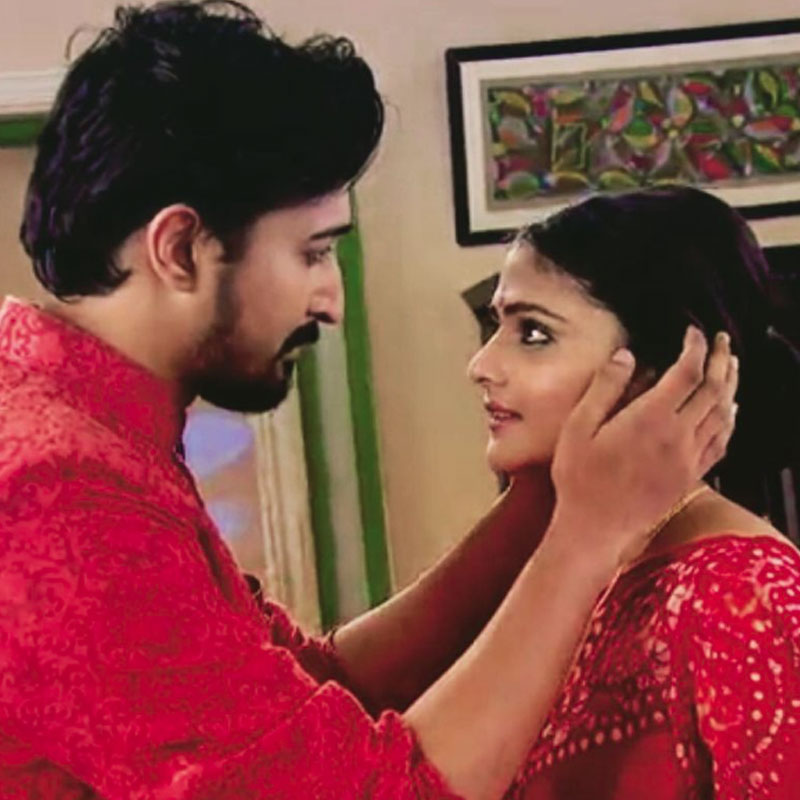 ‘ঝুমুর’-এ ঐন্দ্রিলার চরিত্রটি ছিল এক অবস্থাপন্ন পরিবারের পরিচারিকার কন্যার। তিনিই নায়িকা। তাঁর বিপরীতে ওই ধারাবাহিকে অভিনয় করেছিলেন সব্যসাচী চৌধুরী। 