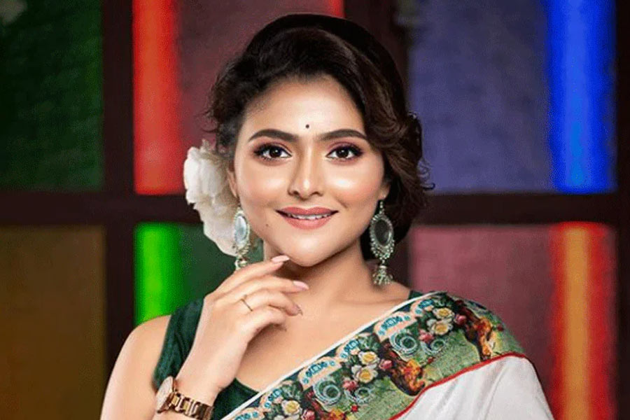 ঐন্দ্রিলার বন্ধুরা জানিয়েছিলেন, ওই ধারাবাহিকে অভিনয় করা নিয়ে উৎসাহিত ছিলেন ঐন্দ্রিলা। ঘনিষ্ঠদের বলেছিলেন, ‘‘এই প্রথম দেবীর ভূমিকায় অভিনয় করব, দারুণ লাগছে।’’ 