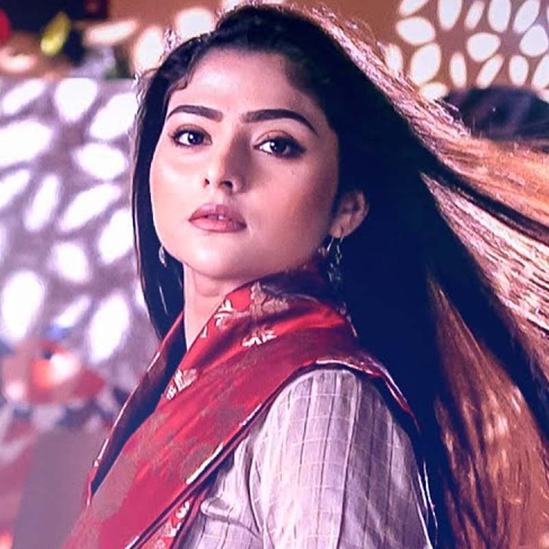 এক সাক্ষাৎকারে ঐন্দ্রিলা বলেছিলেন, তাঁর প্রিয় ছবি ‘সপ্তপদী’ আর ‘থ্রি ইডিয়টস’। আমির খান অভিনীত ‘থ্রি ইডিয়টস’-এ একটি সংলাপ ছিল। যেখানে আমিরের চরিত্রকে বলতে শোনা যায়, ‘‘কাবিল বনো, কামইয়াবি ঝক মারকে পিছে আয়েগি।’’ বড় অভিনেত্রীর স্বপ্ন দেখা অভিনেত্রী ঐন্দ্রিলাও সম্ভবত তাঁর সমস্ত প্রতিকূলতা পেরিয়ে ‘কাবিল’ অর্থাৎ যোগ্য হতে চেয়েছিলেন। যাতে তাঁর অভিনেত্রী হওয়ার স্বপ্ন ‘কামিয়াব’ অর্থাৎ সফল হয়।