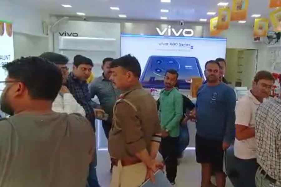 মোবাইলের দোকানে পুলিশ।