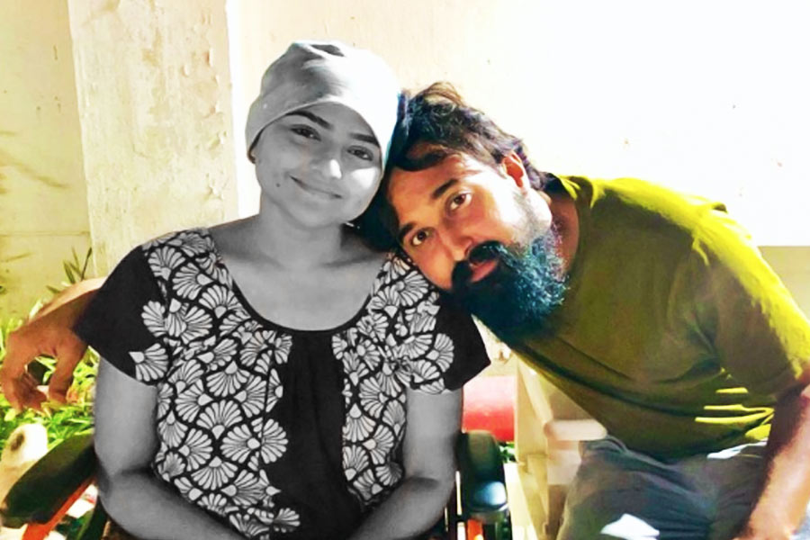 ঐন্দ্রিলার পায়ে প্রণাম,   চুম্বন সব্যসাচীর,  চোখের  জলে আঁকলেন  শেষ  বিদায়ের আল্পনা