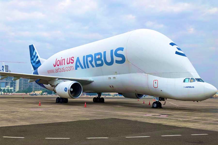 রবিবার সারা দিন কলকাতা বিমানবন্দরে ছিল বেলুগা। যাত্রীরা সারা দিন অভিনব এই বিমান দেখার সুযোগ পান। পরে রাত ৯টা নাগাদ তাইল্যান্ডের উদ্দেশে রওনা দেয় বেলুগা। 