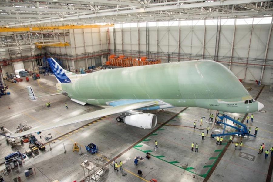 এক-একটি বেলুগা বিমান তৈরিতে প্রায় তিন বছর সময় লাগে। ১৯৯২ সালে এই ধরনের বিমান তৈরির কাজ শুরু হয়েছিল। বর্তমানে প্রতি সপ্তাহে মালপত্র নিয়ে অন্তত ৬০ বার যাতায়াত করে বেলুগা।