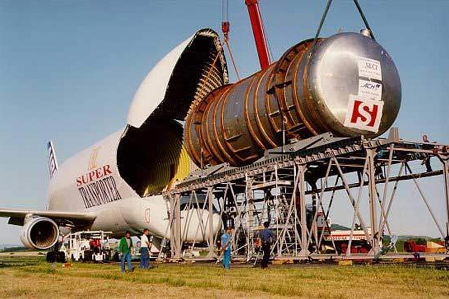 মূলত, বড় আকারের মালপত্র পরিবহণের জন্য বেলুগা ব্যবহৃত হয়। অন্যান্য মালবাহী বিমানের চেয়েও এই বিমান আকারে বড়। বিমানের নানা অংশও বিশ্বের এক প্রান্ত থেকে অন্য প্রান্তে পরিবহণ করে থাকে বেলুগা। ইউরোপ এবং পশ্চিম দুনিয়ায় বেলুগার নিয়মিত যাতায়াত রয়েছে।