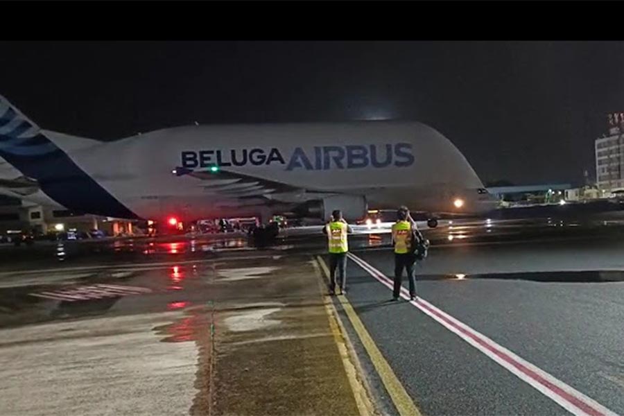 ভারত তথা কলকাতার আকাশে বড় একটা আসে না এই বিমান। শনিবার বিশেষ কারণে আমদাবাদ থেকে কলকাতায় আসতে হয় সেটিকে। মধ্যরাতে কলকাতায় নামে ‘আকাশ-তিমি’।