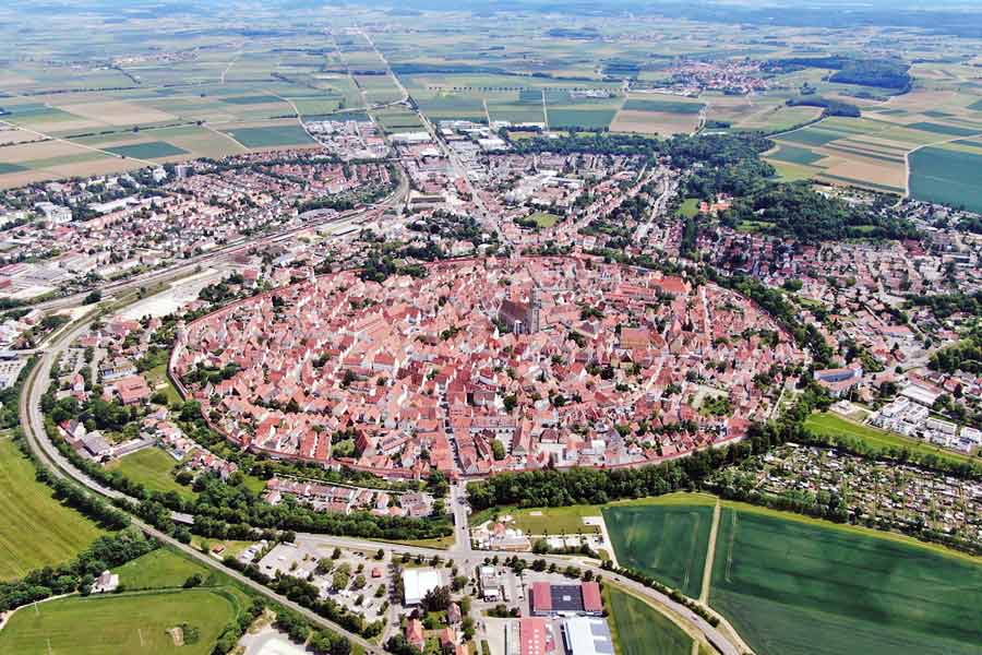 প্রাচীন জার্মানির ছোট্ট শহর নর্ডলিঞ্জেন। ৮৯৮ খ্রিস্টপূর্বাব্দে এই শহরে মানুষের বসতি গড়ে উঠেছিল। প্রাচীন যুগের নানা ঐতিহ্য বহন করছে নর্ডলিঞ্জেন।