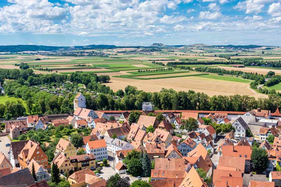 শহর বলতে যে ছবি ভেসে ওঠে, নর্ডলিঞ্জেন ঠিক তেমন শহর নয়। একে কিছুটা মফস্‌সল বলা যায়। ইতিহাসের খনি লুকিয়ে আছে এই শহরে। ইতিহাসই শহরটিকে বিখ্যাত করে তুলেছে।