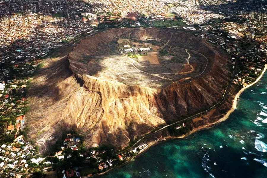 নর্ডলিঞ্জেন শহরের সবচেয়ে বিস্ময়কর বিষয় হল হিরে। মহামূল্যবান এই রত্ন বিশ্বের অন্যান্য প্রান্তের মতো জার্মানির এই শহরে বিরল নয়। বরং এই শহরের চারদিকে ছড়িয়ে-ছিটিয়ে আছে হিরে। যেন হিরে দিয়েই মুড়ে রাখা হয়েছে নর্ডলিঞ্জেন।