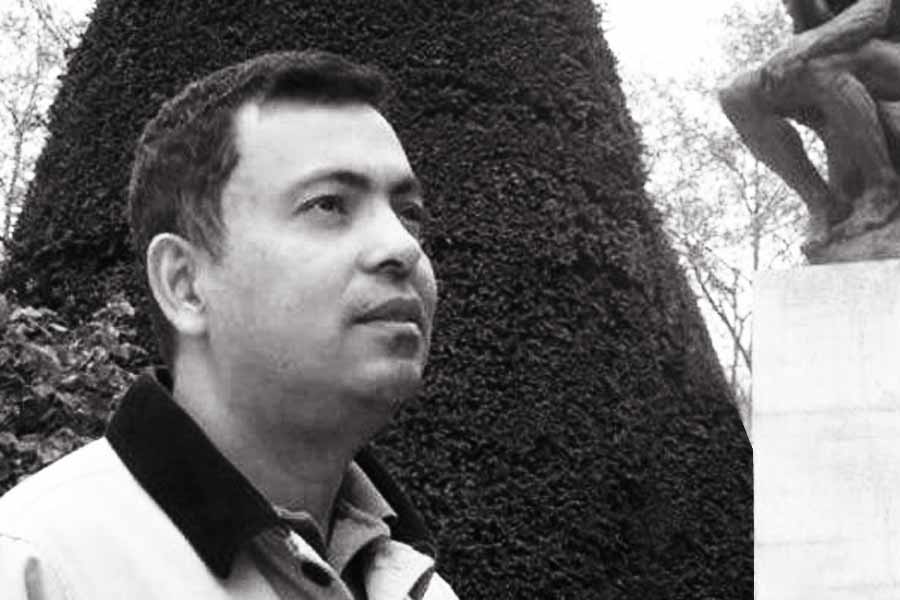 ২০১৫ সালের ২৬ ফেব্রুয়ারি। বাংলাদেশে তখনও ভাষাদিবসের ঘোর কাটেনি। দেশের রাজধানীতে ২১ ফেব্রুয়ারি উপলক্ষে আয়োজিত বইমেলার ঠিক বাইরে ঘটে যায় নৃশংস হত্যাকাণ্ড। যার জের এসে পড়ে বিশ্বের অন্যত্র।