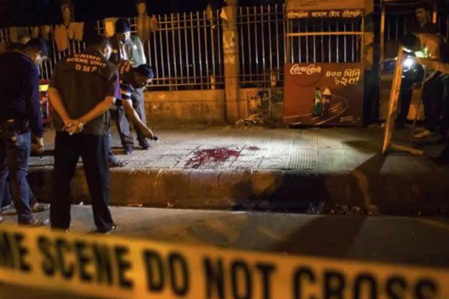 বাংলাদেশি লেখক, সমাজকর্মী তথা জনপ্রিয় ব্লগার অভিজিৎ রায়কে বইমেলার বাইরে কুপিয়ে খুন করেছিলেন জঙ্গিরা। কর্মসূত্রে সে সময় অভিজিৎ থাকতেন আমেরিকায়। কিছু দিনের জন্য ছুটিতে এসেছিলেন নিজের দেশে। হামলায় জখম হন তাঁর স্ত্রী বন্যাও। তাঁর কানে কোপ পড়ে ধারালো অস্ত্রের। কোনও মতে রক্ষা পান তিনি।