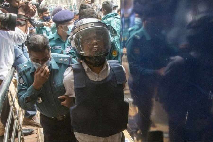 সেই অভিজিৎ-হত্যাকারী জঙ্গিদের দু’জনকে রবিবার ঢাকার আদালত চত্বরে পুলিশি প্রহরার মধ্যে থেকেই ছিনতাই করা হল। বাংলাদেশের আদালতে দোষী সাব্যস্ত ওই দুই জঙ্গিকে মৃত্যুদণ্ড দেওয়া হয়েছে। মৃত্যুদণ্ডাদেশ প্রাপ্ত অপরাধীদের দিনদুপুরে ছিনতাই সাড়া ফেলে দিয়েছে গোটা দেশে।