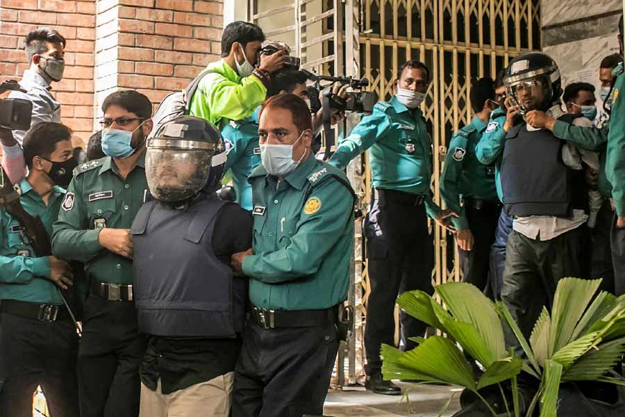 অভিজিৎ-হত্যাকারী জঙ্গিরা হলেন মইনুল হাসান শামীম ওরফে সিফাত সামির এবং আবু সিদ্দিক সোহেল ওরফে সাকিব। দু’জনেই পুলিশের কাছে খুনের কথা স্বীকার করেছেন।