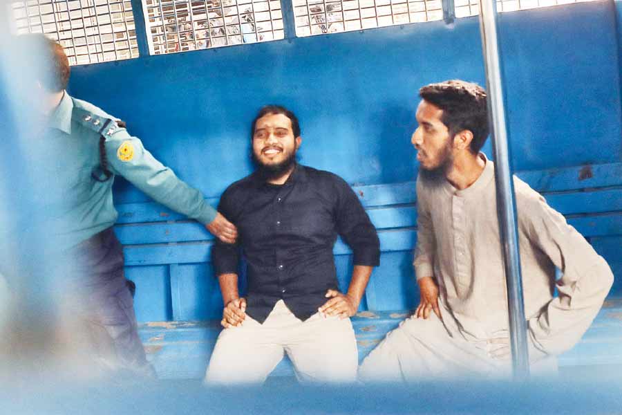 জানা গিয়েছে, রবিবার গাজিপুরের কাশিমবাজার-২ সংশোধনাগার থেকে ১১ পুলিশের পাহারায় ঢাকায় আনা হয় সিফাত এবং সাকিবকে। দুপুর ১টা নাগাদ আইনি প্রক্রিয়া শেষ করে তাদের কারা পুলিশের হাতে তুলে দেওয়ার জন্য নিয়ে আসা হচ্ছিল।