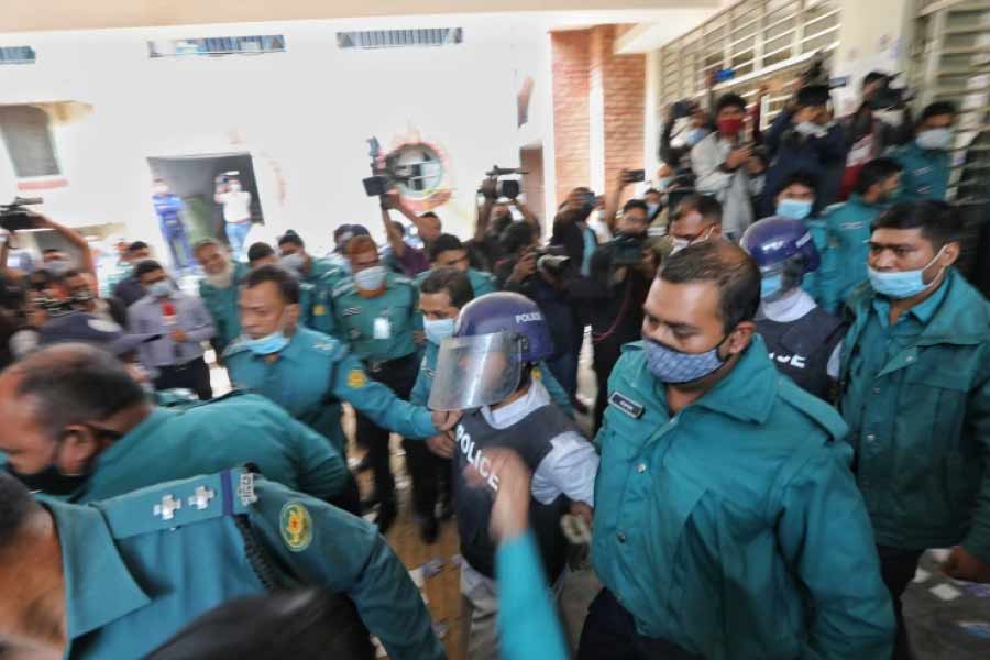 অভিনব কায়দায় তাঁদের পুলিশের হেফাজত থেকে ছিনতাই করে নেওয়া হয়। আদালত চত্বরে আগে থেকেই অপেক্ষা করছিলেন অন্যান্যরা। কর্তব্যরত পুলিশকর্মীদের চোখে লঙ্কাগুঁড়ো গোলা জল স্প্রে করে দেন তাঁরা।