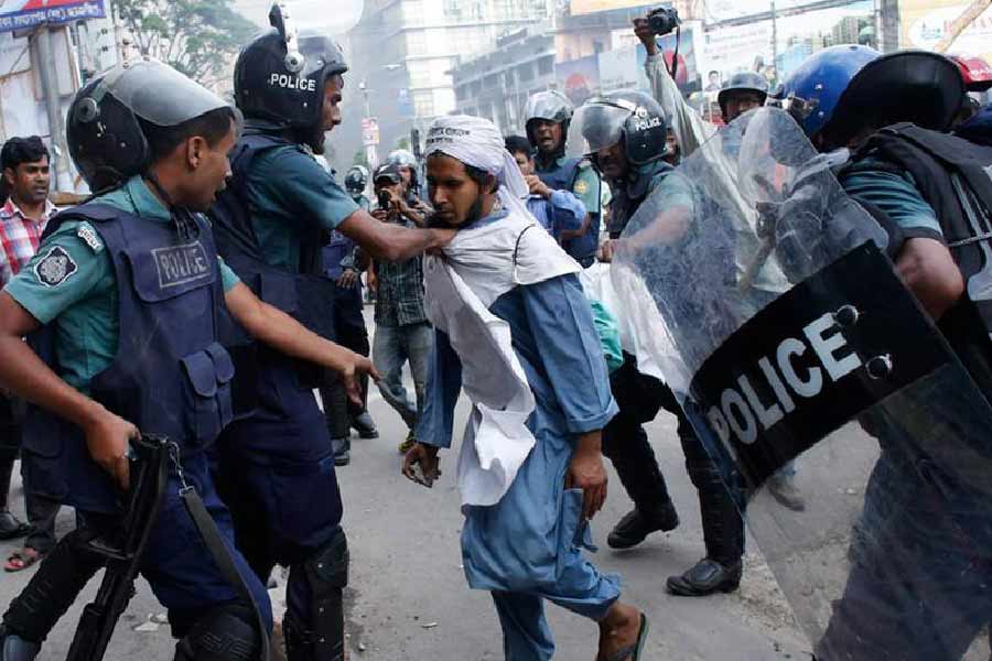 পুলিশের দাবি, সিফাতদের ছিনতাইকারীরাও জঙ্গি সংগঠনের সদস্য। স্প্রে করার পর পুলিশকর্মীদের তাঁরা মারধর শুরু করেন। ভাল করে কিছু বুঝে ওঠার আগেই মৃত্যুদণ্ডাদেশপ্রাপ্ত দুই জঙ্গিকে নিয়ে উধাও হয়ে যায় বাইক।