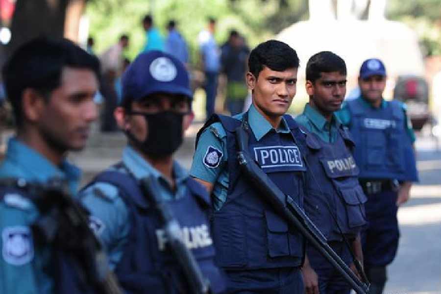 মোট তিনটি বাইকে করে এসেছিলেন জঙ্গিরা। বাইকগুলিকে অনুসরণ করা যায়নি। সিসিটিভি ফুটেজেও কিছু দূর পর্যন্ত বাইকগুলি দেখা গিয়েছিল। পরে আর বাইকের কোনও চিহ্ন খুঁজে পায়নি পুলিশ।