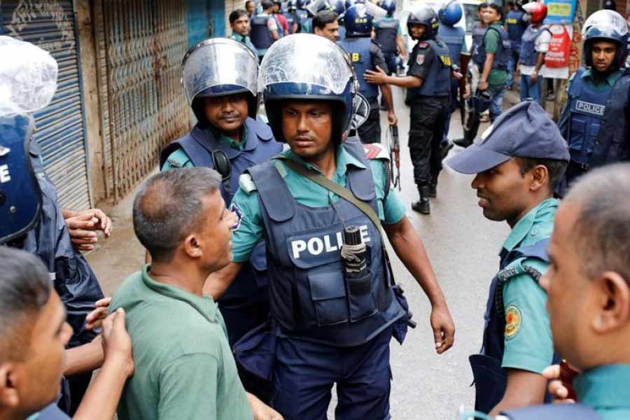 দাগী আসামিরা পুলিশের হাত থেকে এ ভাবে পালিয়ে যাওয়ায় বাংলাদেশ জুড়ে জারি করা হয়েছে লাল সতর্কতা। আদালত চত্বরগুলিতে কড়া পাহারার ব্যবস্থা করা হয়েছে। জঙ্গিরা যাতে কাঁটাতার পেরিয়ে কোনও ভা‌বেই ভারতে পৌঁছতে না পারেন, তা-ও নিশ্চিত করেছে পুলিশ। 