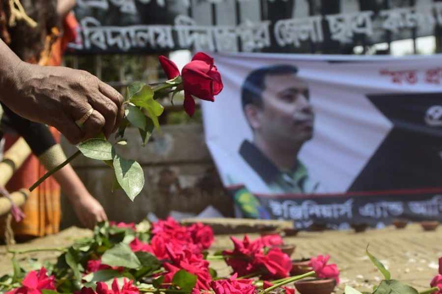 বাংলাদেশ জুড়ে সিফাত এবং সাকিবের খোঁজে রবিবার থেকে শুরু হয়েছে চিরুনি তল্লাশি। গোয়েন্দা সূত্রের খবর, জঙ্গিদের সম্ভাব্য আড্ডা হিসাবে কয়েকটি জায়গার খবর পেয়েছে পুলিশ। রবিবার রাতেই একাধিক জায়গায় তল্লাশি চালানো হয়েছে। 