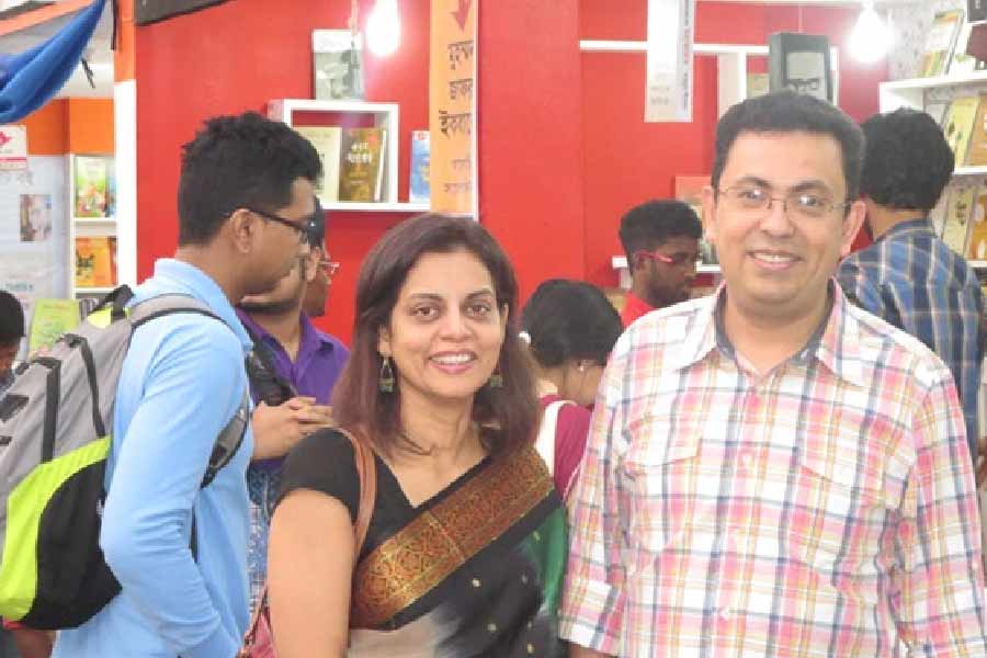 ঠিক কী করেছিলেন সিফাত, সাকিবরা? জানা যায়, ২০১৫ সালে অভিজিৎ-হত্যার কাজে যে জঙ্গিদলের হাত ছিল, তাতে শামিল হয়েছিলেন এই দু’জনও। অভিজিৎ এবং তাঁর স্ত্রী বন্যার উপর আক্রমণ করেন তাঁরা।