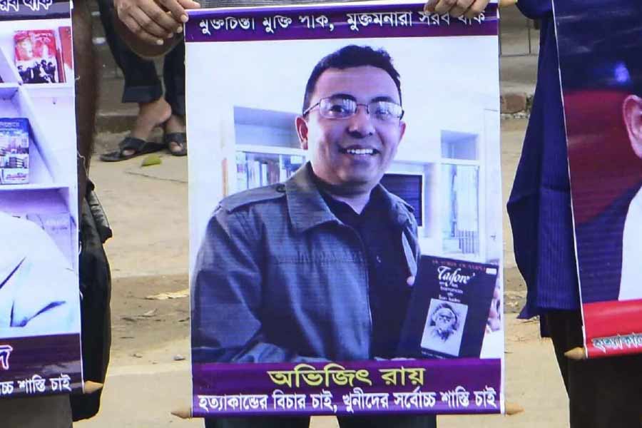 ২৬ তারিখ রাত সাড়ে ৮টা নাগাদ একুশের বইমেলা থেকে ফিরছিলেন সস্ত্রীক অভিজিৎ। আচমকা তাঁদের পথ আটকান এক দল দুষ্কৃতী। রিক্সা থেকে নামিয়ে দু’জনকে রাস্তার এক ধারে সরিয়ে আনা হয়। তার পর ধারালো অস্ত্র দিয়ে চলে এলোপাথাড়ি কোপ।