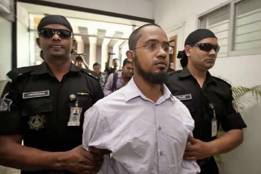 অভিজিতের মাথায় এবং শরীরের অন্যান্য অংশে পর পর ধারালো অস্ত্রের কোপ মারেন দুষ্কৃতীরা। কেটে নেওয়া হয় বন্যার বাঁ হাতের আঙুল। বন্যার ঘাড়েও কোপ মারা হয়েছিল।