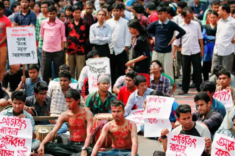 রক্তাক্ত অবস্থায় অভিজিৎ এবং বন্যাকে উদ্ধার করে হাসপাতালে নিয়ে যাওয়া হয়। রাত সাড়ে ১০টা নাগাদ মারা যান অভিজিৎ। তবে চিকিৎসকরা বন্যাকে বাঁচিয়ে তোলেন। পরবর্তীকালে সাক্ষাৎকার দিতে গিয়ে বন্যা দাবি করেছেন, ঘটনার দিন কাছেই পুলিশ ছিল। কিন্তু তাঁদের উপর নৃশংস আক্রমণ দেখেও কোনও পুলিশ এগিয়ে আসেননি।