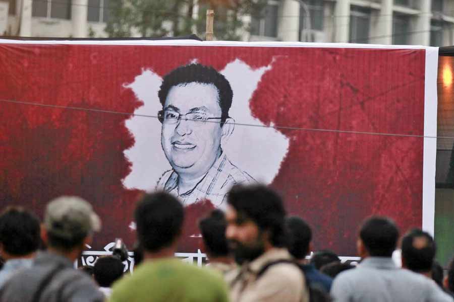 অভিজিৎ-খুনের পরের দিনই হত্যাকাণ্ডের দায় স্বীকার করে জঙ্গিগোষ্ঠী ‘আনসারুল্লা বাংলা টিম’। আল কায়দার জঙ্গি আদর্শে অনুপ্রাণিত এই গোষ্ঠীর মাথা সিফাত এবং সাকিব। তাঁদের গ্রেফতারের পর ফাঁসির সাজা শোনায় আদালত।