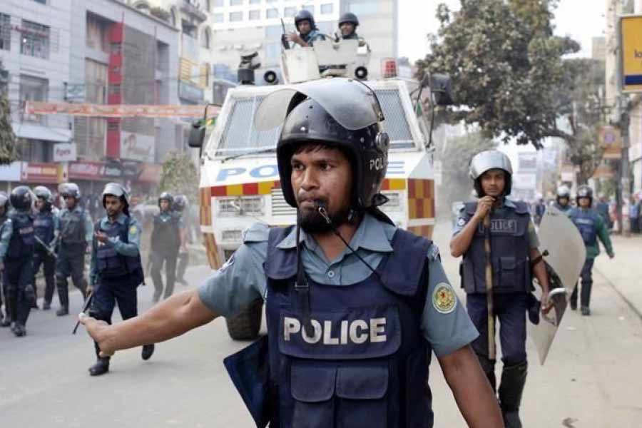 পুলিশি জেরার মুখে জোর গলায় খুনের কথা স্বীকার করে নিয়েছিলেন সাকিবরা। তাঁরা জানিয়েছিলেন, আরও বেশ কয়েক জন তথাকথিত প্রগতিশীল ও মুক্তমনা লেখক এবং সমাজকর্মী তাঁদের হিটলিস্টে রয়েছেন, কারণ তাঁদের সকলকেই ‘ধর্মদ্বেষী ও নাস্তিক’ বলে মনে করেন জঙ্গিরা।