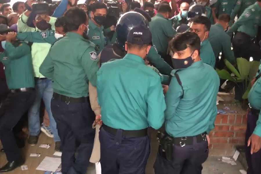 সেই খুনিদের রবিবার দিনদুপুরে পুলিশের চোখে লঙ্কাগুঁড়ো ছিটিয়ে তুলে নিয়ে যাওয়া হল। দেশের মানুষ যা নিয়ে আতঙ্কিত। সাকিব এবং সিফাতের খোঁজ দিতে পারলে ১০ লক্ষ টাকা পুরস্কার ঘোষণা করেছে বাংলাদেশ সরকার।